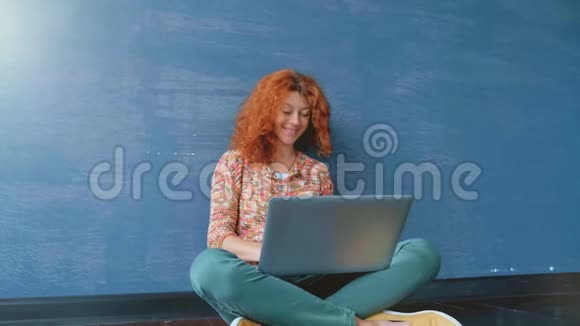 一个红头发的女人在笔记本电脑上工作的肖像视频的预览图