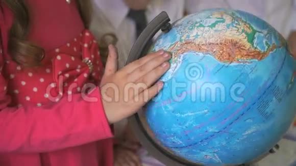 学前女孩旋转世界地球模型视频的预览图