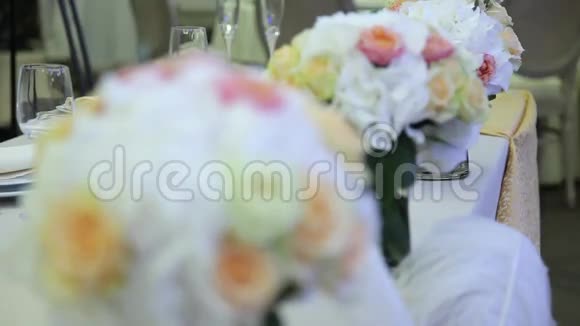 婚礼当天桌子上的花束焦点的动态变化视频的预览图