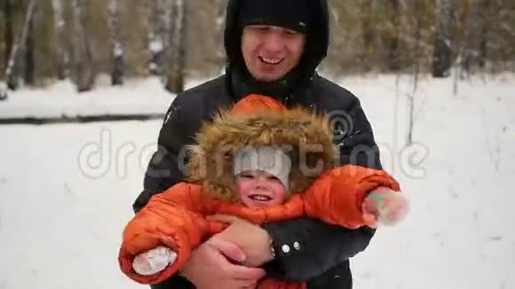 父亲在冬季公园纺孩子视频的预览图