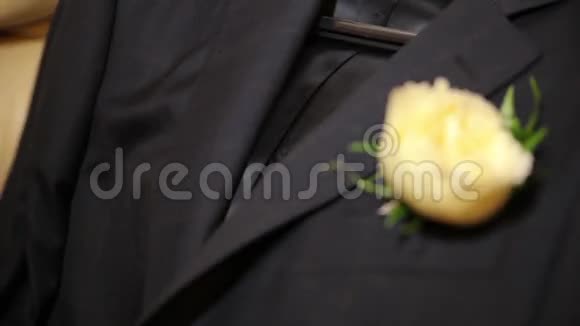 伴着玫瑰的婚礼礼服夹克动态变化的焦点视频的预览图