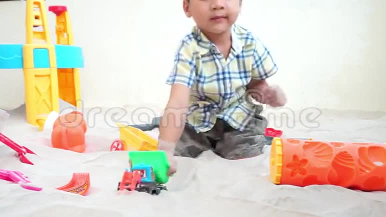 男孩在沙箱里玩教育玩具视频的预览图
