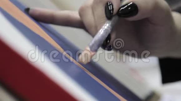这位艺术家在画布上做画笔视频的预览图