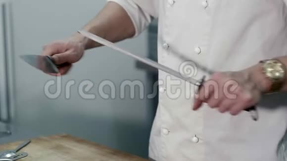 厨师在餐厅的厨房磨刀视频的预览图