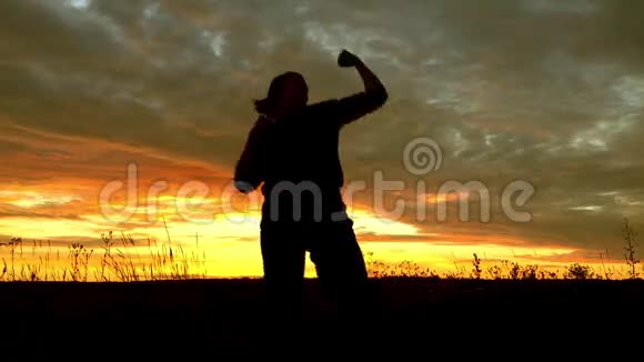 一个职业拳击手在日落时打拳视频的预览图