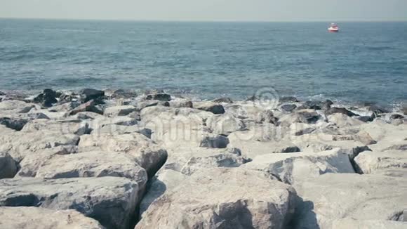 洛基海滩海浪拍打着岩石水元素视频的预览图