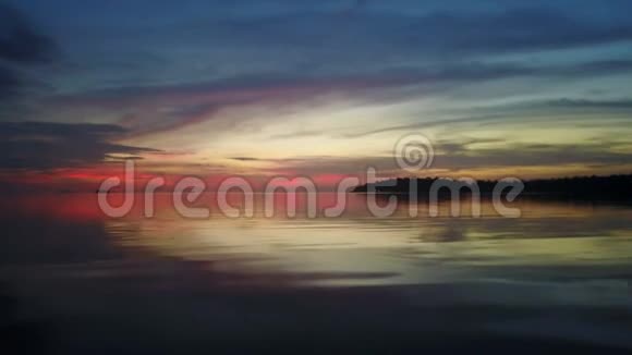 日落时分飞越海面的无人机视频的预览图