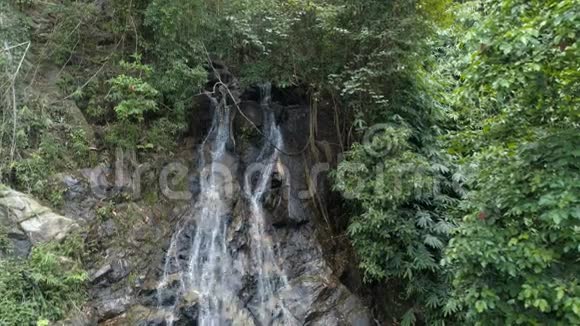 雨林中的瀑布空中飞行泰国视频的预览图