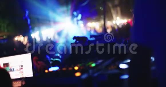 DJ在一个大型的户外舞会上和人们一起跳舞视频的预览图