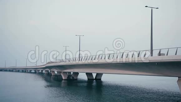 在海上的桥阿联酋的现代桥梁视频的预览图