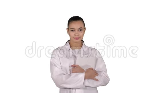 女医生在白色背景上手拿着药片走路视频的预览图