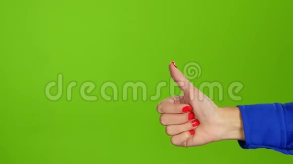 女性手手语拇指向上然后拇指向下视频的预览图