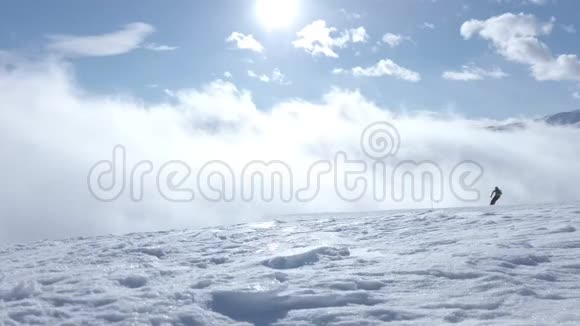 冬季雪雪滑雪胜地的云视频的预览图