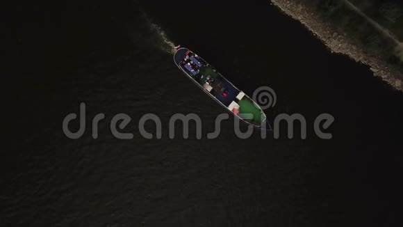 从鸟瞰漂浮游船无人机拍摄的视频片段从上到宽河森林的景色视频的预览图