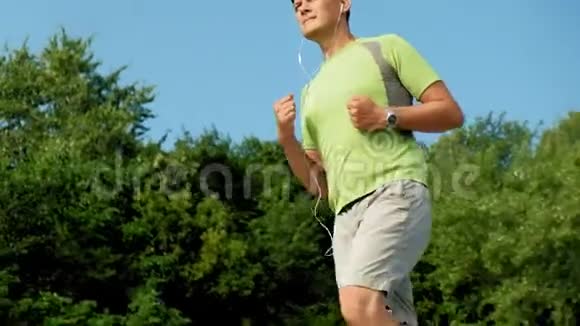 成熟的男人健身是在露天在耳机里从事BEK超级慢动作视频的预览图
