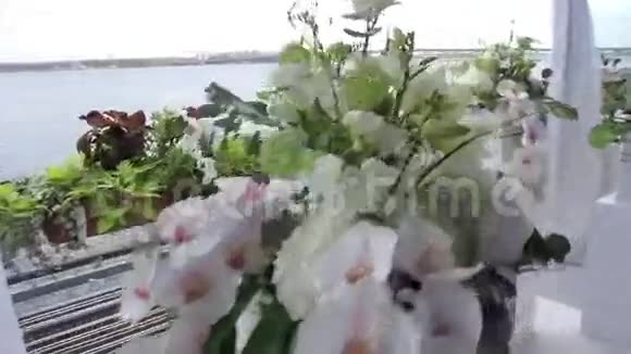 户外婚礼上的花盆漂亮的婚礼装饰品视频的预览图