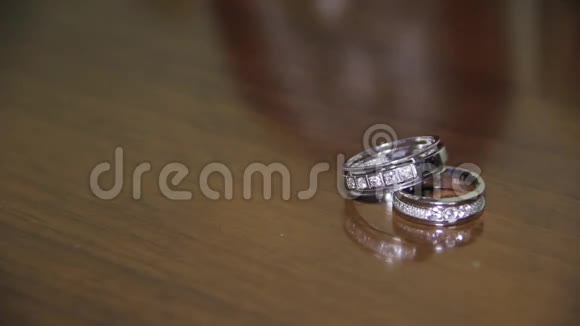 金婚戒指上桌动态变化焦点视频的预览图