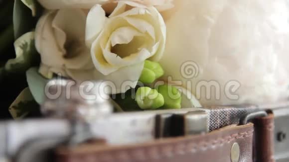 结婚戒指与钻石近花动态变化的焦点视频的预览图