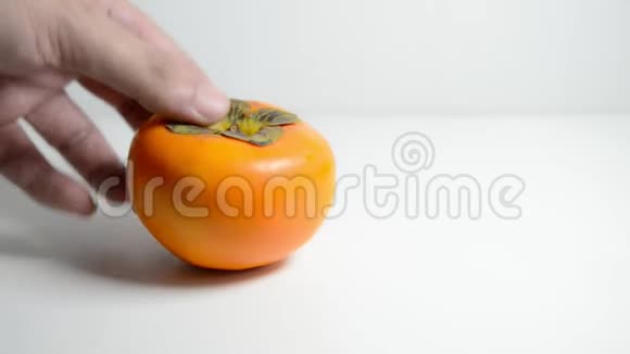 白底鲜橙柿子视频的预览图