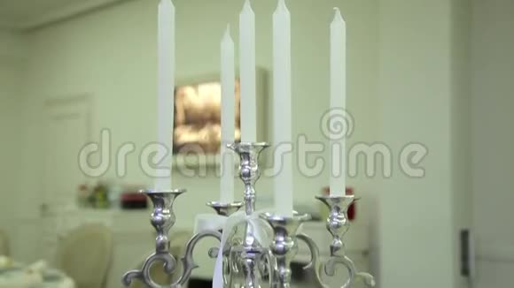 婚礼桌上有蜡烛装饰凸轮从上往下移动视频的预览图