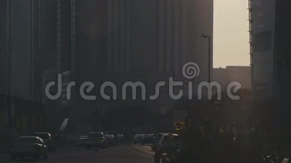 从下往上看迪拜的摩天大楼和棕榈树视频的预览图