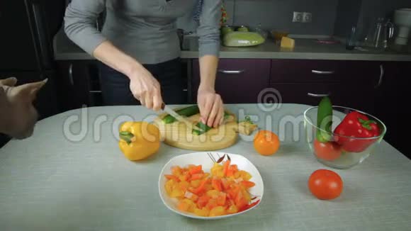 女厨师在厨房准备黄瓜片视频的预览图