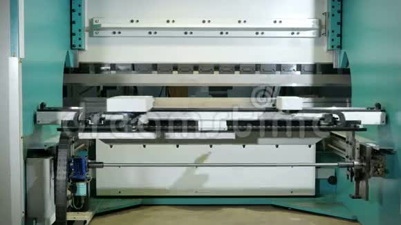 液压折弯机CNC后景移动设备的各个部件用于制造零件视频的预览图