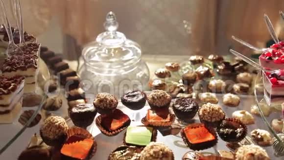 美味的婚礼接待糖果甜点桌视频的预览图