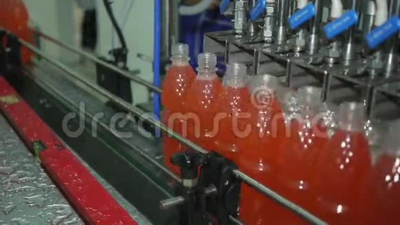 机器倒柠檬水汽水瓶并在生产中沿着传送带移动视频的预览图