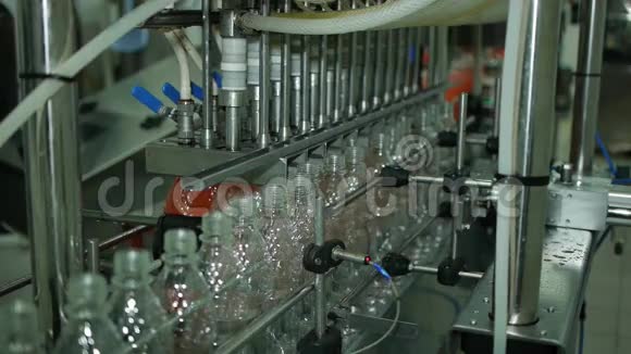 生产塑料瓶矿泉水柠檬水溢出水瓶装配线生产视频的预览图