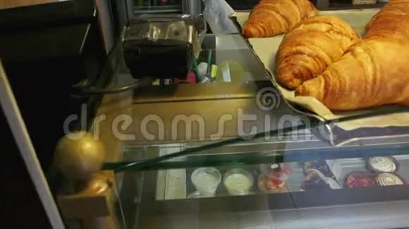 法国咖啡馆牛角面包视频的预览图