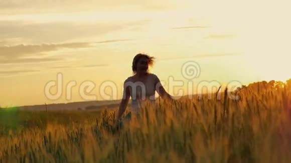 在阳光下拍摄金色小麦的女孩视频的预览图