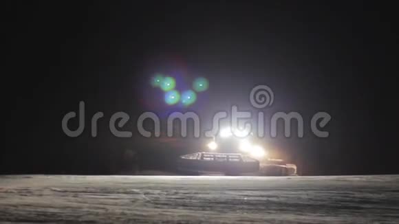 雪猫在滑雪坡上工作视频的预览图
