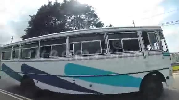 公共交通巴士在美丽的斯里兰卡路上经过视频的预览图