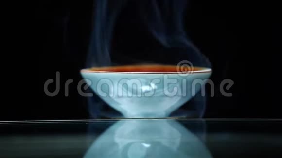 中国黑茶杯烟雾暗背景无人高清镜头视频的预览图
