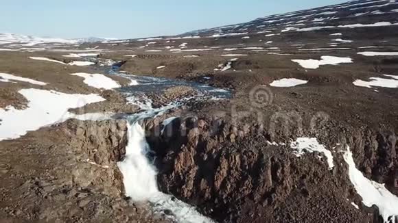 泰米尔高原的希基卡尔河瀑布俄罗斯西伯利亚视频的预览图