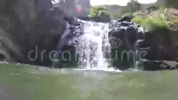 从斯里兰卡埃拉河上拍摄的瀑布缓慢运动视频的预览图