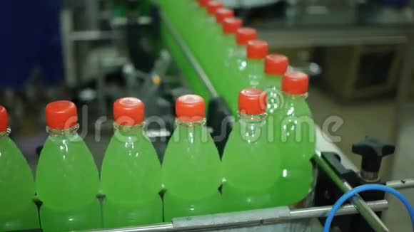 瓶子沿着生产线移动柠檬汽水矿泉水填充和包装视频的预览图
