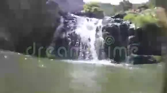 从斯里兰卡埃拉河中记录的瀑布视频的预览图