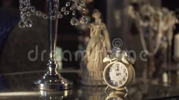 带有其他圣诞装饰的时钟的古董圣诞装饰品新年前的舞会很漂亮的装饰品老式视频的预览图