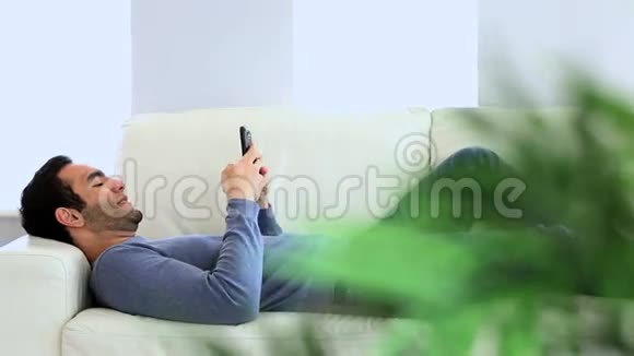 一个人躺在沙发上发短信视频的预览图