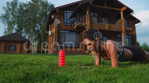 适合女孩在公园户外做木板运动温暖的夏日耐力和动力的概念视频的预览图