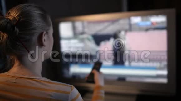 坐在电视机前换衣服的女人视频的预览图