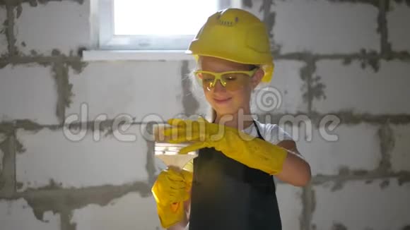 童年建筑建筑建筑和人的概念戴着黄色头盔的微笑小女孩视频的预览图