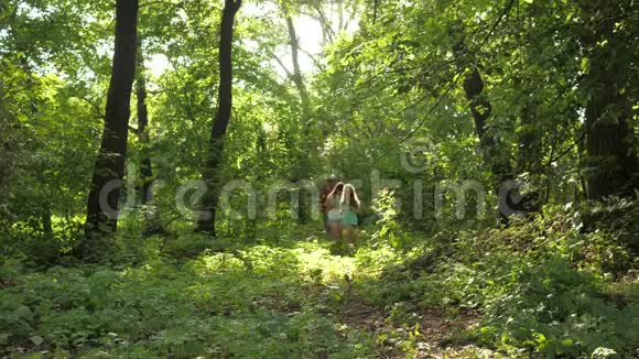 爸爸和女儿孩子们夏天在公园里旅行一家人在森林里度假旅行朋友游客去野营视频的预览图