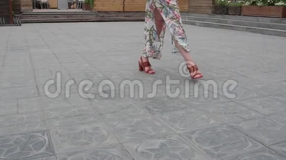 穿着发育中的裙子走路的女性腿的特写视频的预览图