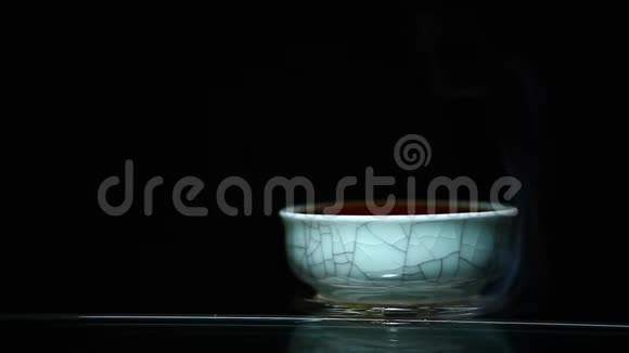 中国黑茶杯烟雾暗背景无人高清镜头视频的预览图