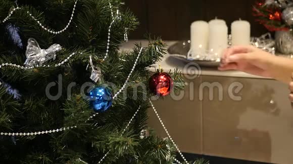 为了装饰圣诞树把所有的东西都挂得漂亮把圣诞树的顺序慢动作视频的预览图