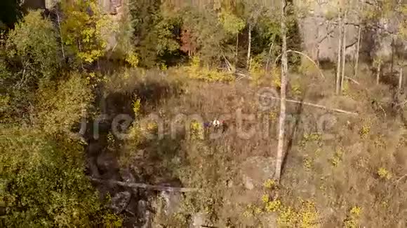 独特的岩石瀑布岩石岭空中摄影晴天视频的预览图