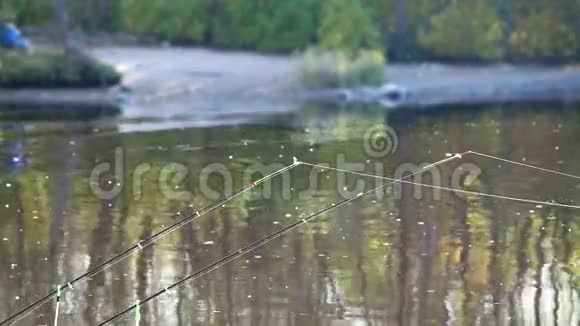秋天河背景上的钓鱼竿视频的预览图